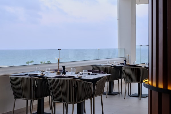 2 restoran, melayani makan malam