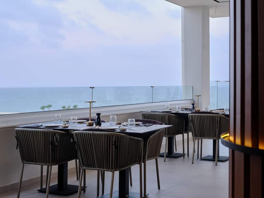 2 restaurants, dinner served