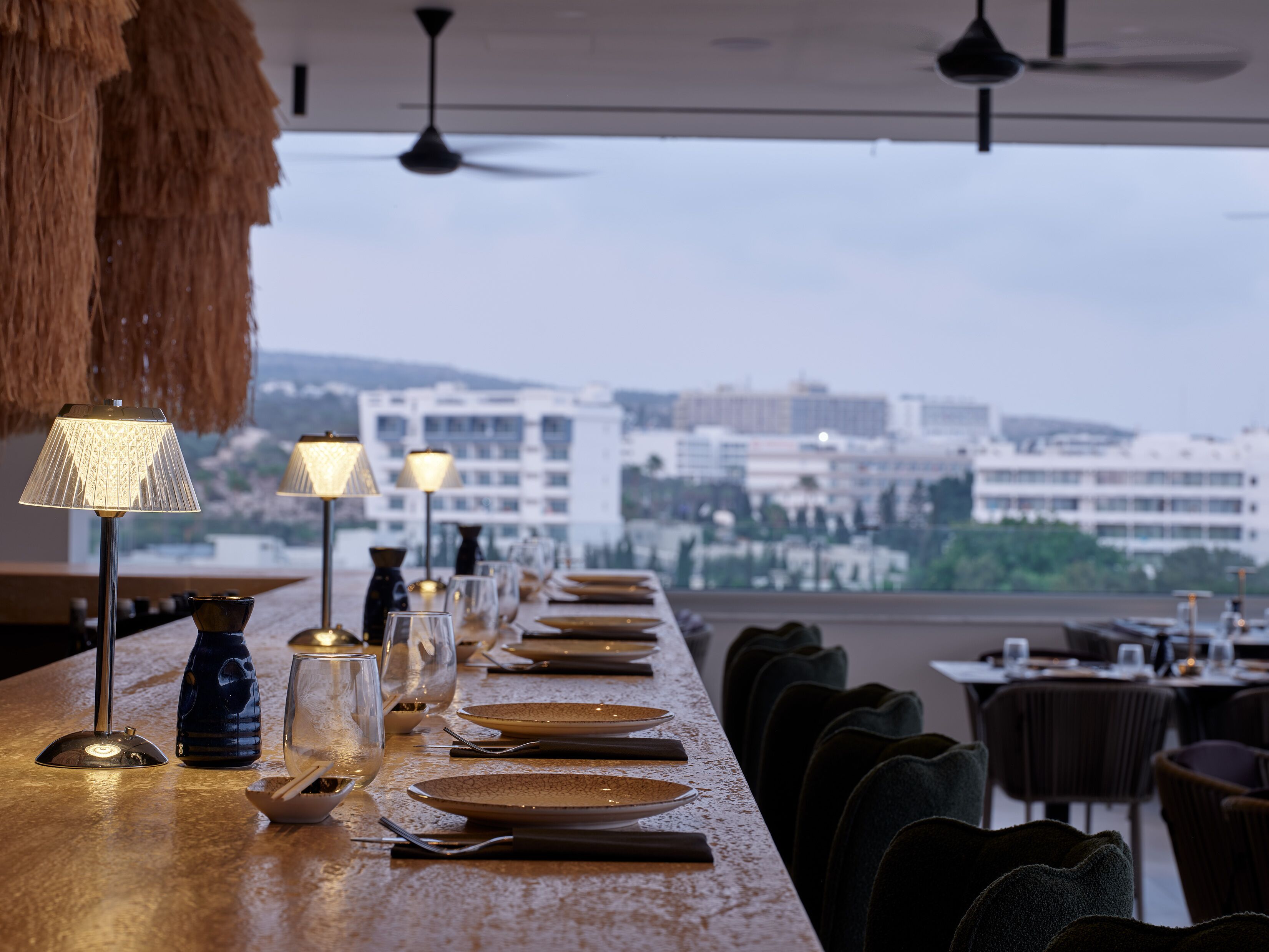 2 restaurants; dinner served 