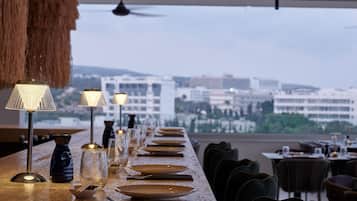 2 restaurants; dinner served