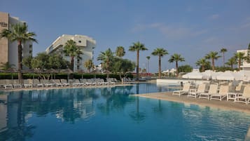 Sæsonbestemt udendørs pool, åben fra kl. 08.00 til kl. 18.00, parasoller
