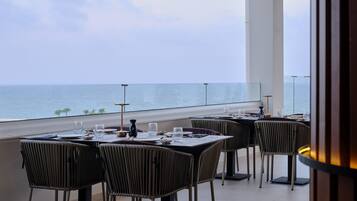 2 restoran, melayani makan malam