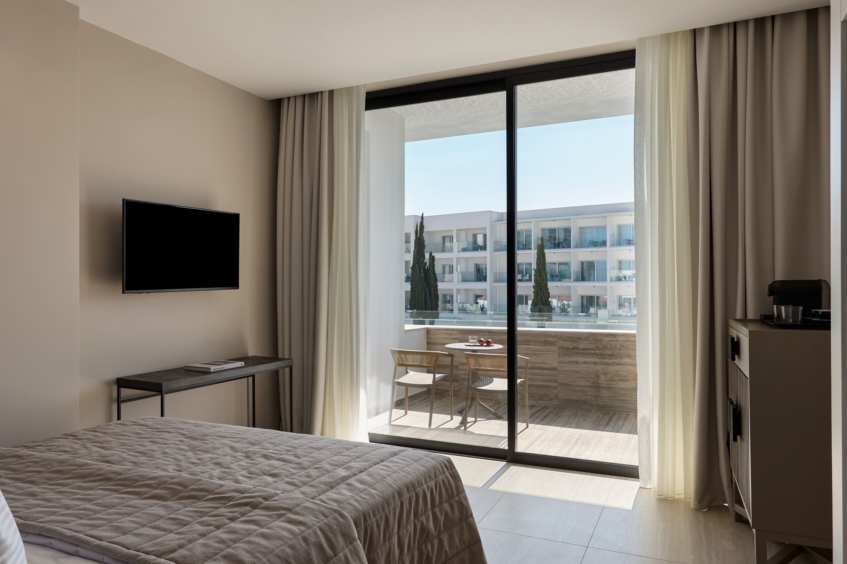 Rom – deluxe (Swim Up Upper Level Adults Only) | Safe på rommet, skrivebord, lydisolert og wi-fi (inkludert)