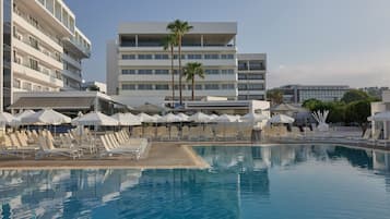 Piscine extérieure (ouverte en saison), parasols de plage