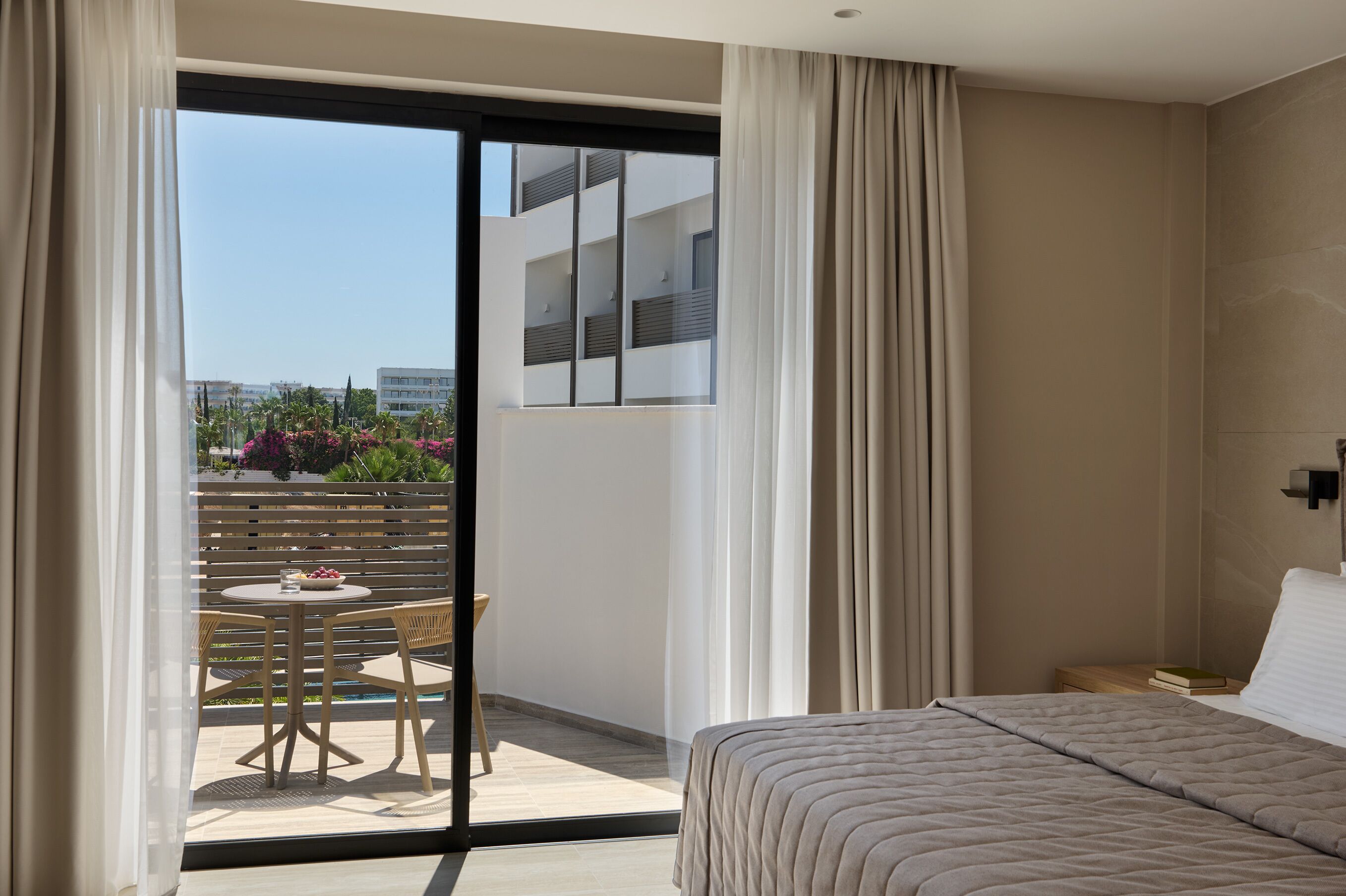 Suite, 1 soverom, spabadekar, bassengutsikt (Adults Only) | Safe på rommet, skrivebord, lydisolert og wi-fi (inkludert)