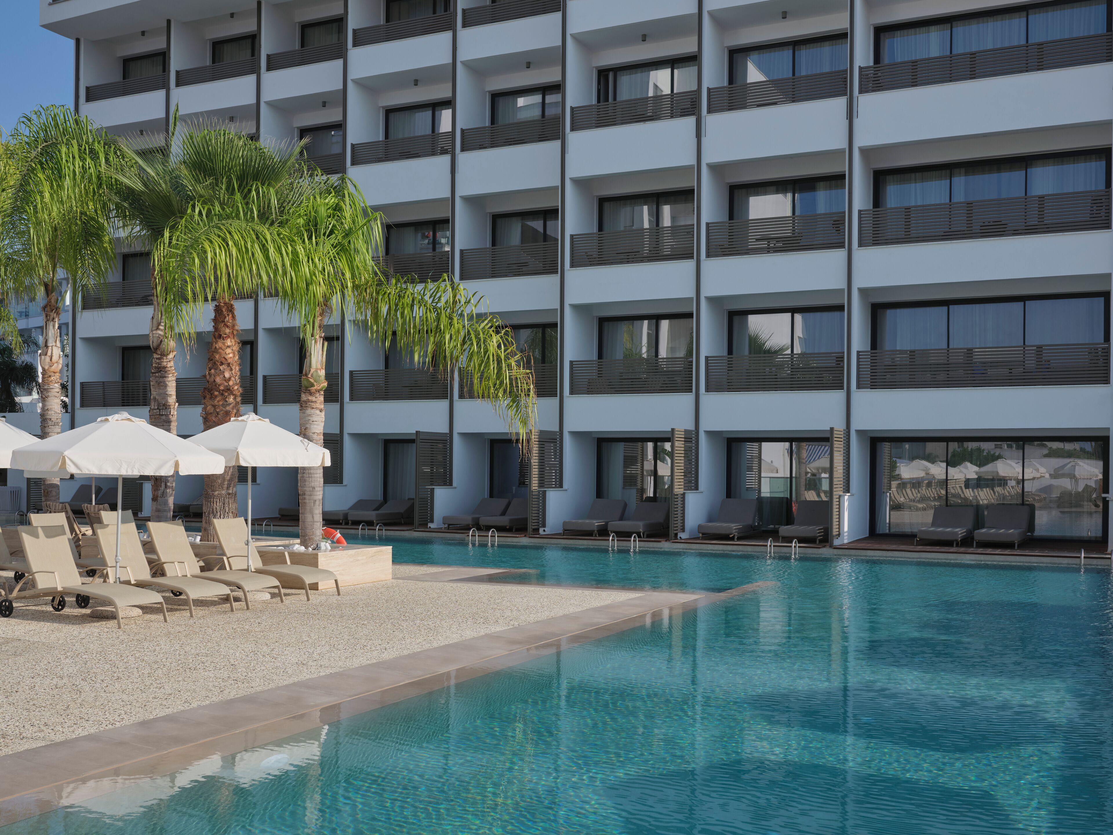 Piscine extérieure (ouverte en saison), parasols de plage