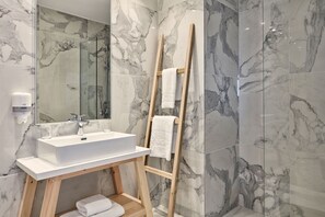 Dusche, kostenlose Toilettenartikel, Haartrockner, Bademäntel