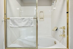Combined shower/tub, jetted tub, hair dryer, towels