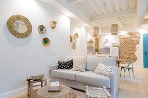 Apartamento família | Área de estar | TV de tela plana