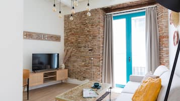 Apartamento Premium, balcón | Zona de estar | Una televisión de pantalla plana