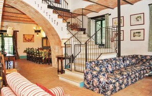 Fernseher, Kamin, Bücher