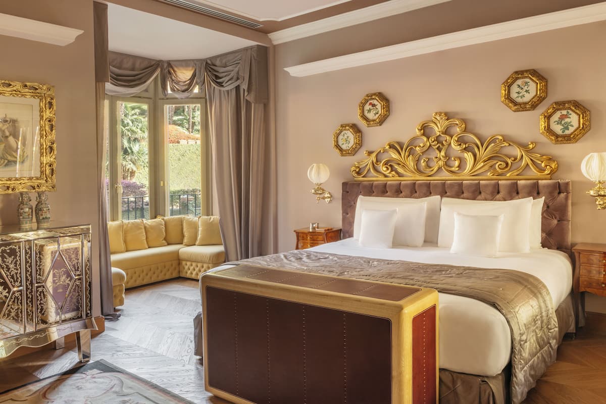 Premium bedding, down comforters, minibar, in-room safe