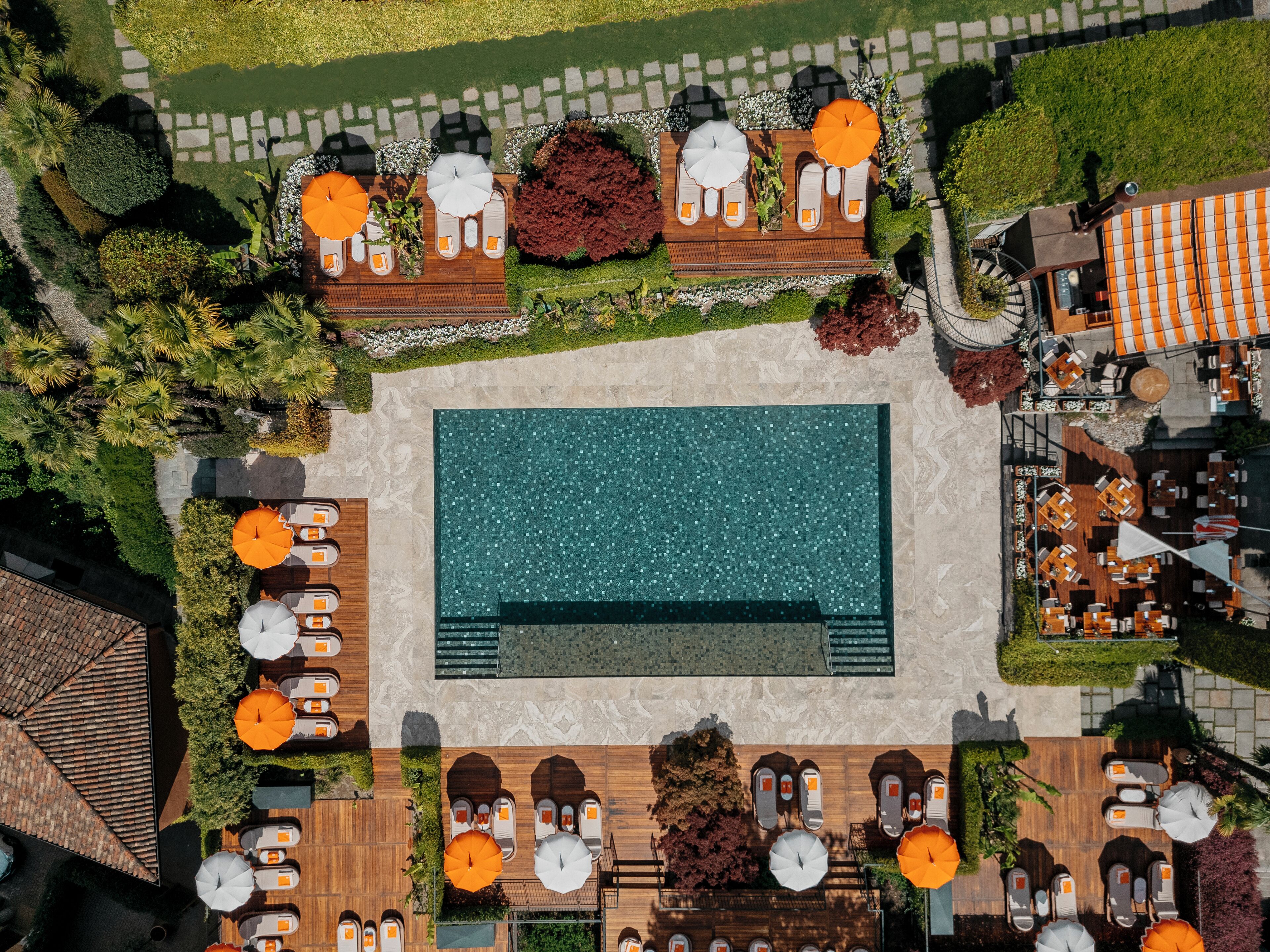 Indoor pool, 2 outdoor pools, pool loungers