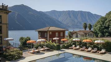 Piscina coperta, piscina stagionale all'aperto, lettini