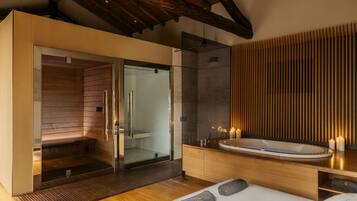 Ein modernes Badezimmer mit einer gläsernen Duschkabine, einem Holzkosmetikschrank und einer großen Badewanne.