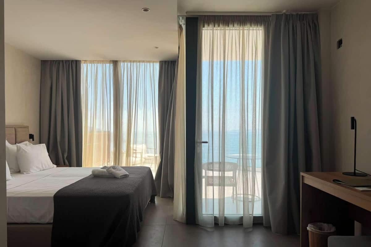 Special Offer - Junior Suite Sea View | Minibar, värdeförvaringsskåp på rummet och skrivbord