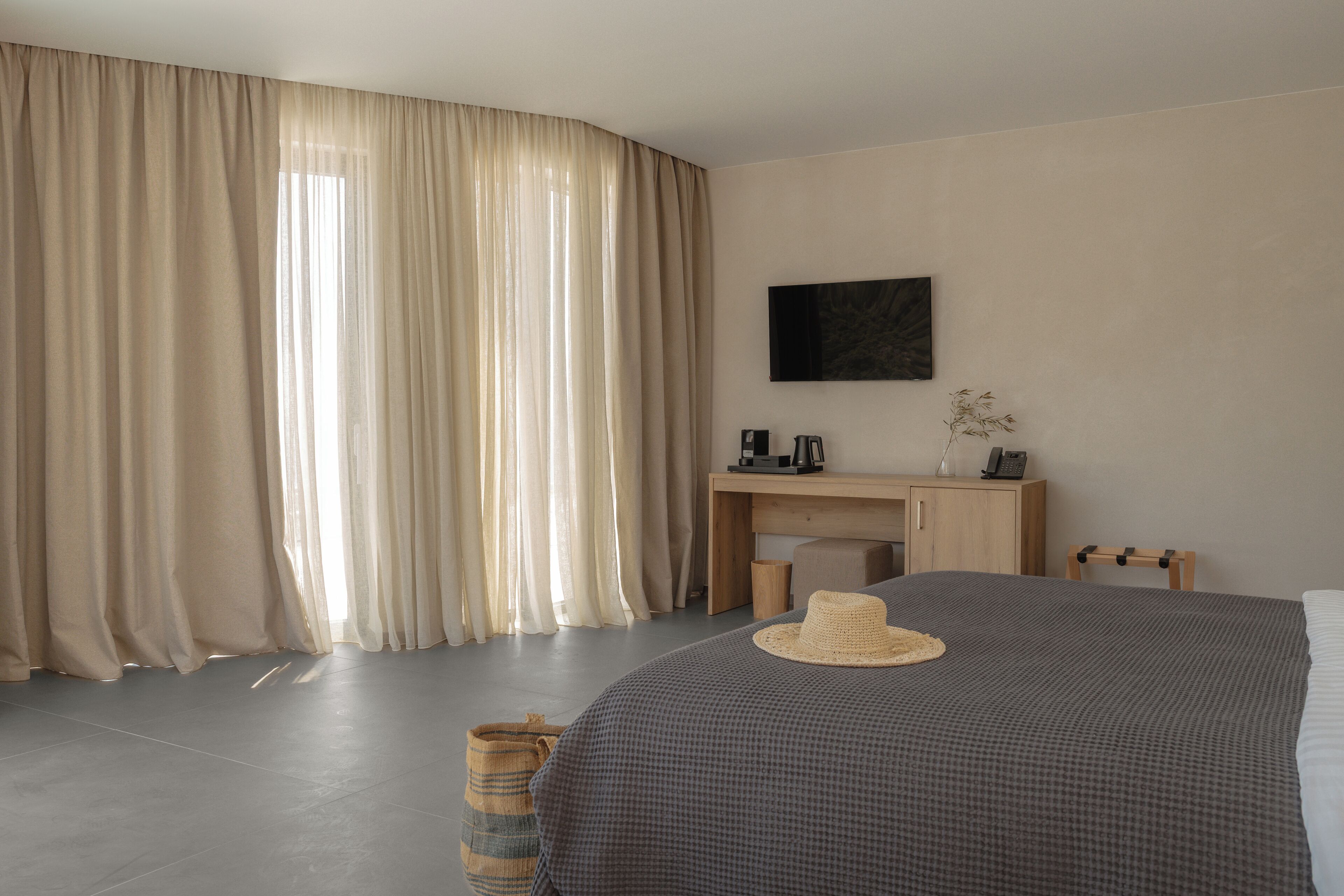 Signature Suite Sea View Private Pool | Minibar, in-room safe, desk, laptop workspace
