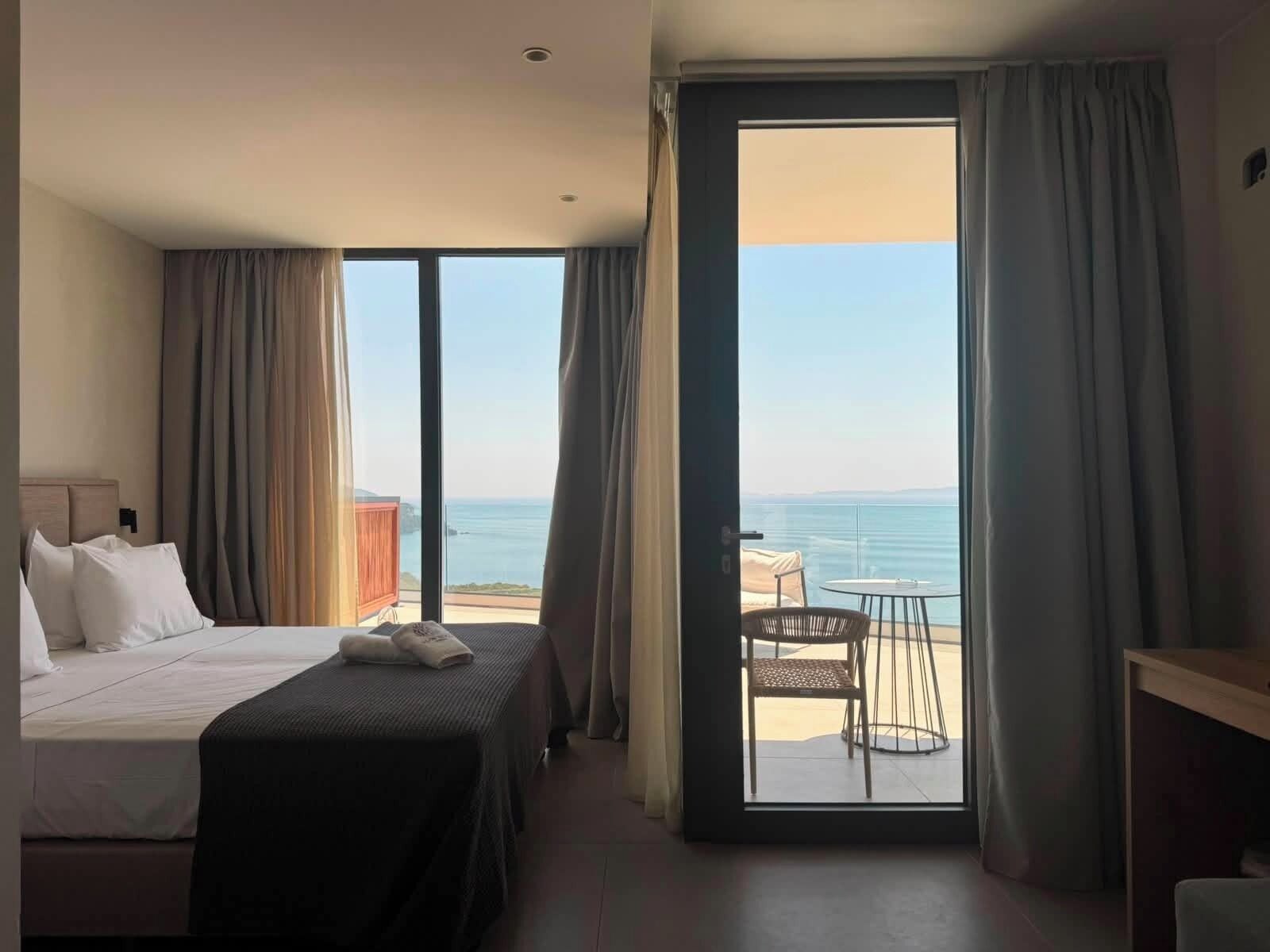 Junior Suite Sea View | Minibar, in-room safe, desk, laptop workspace