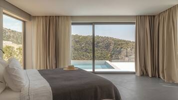 Minibar, caja de seguridad en la habitación y escritorio