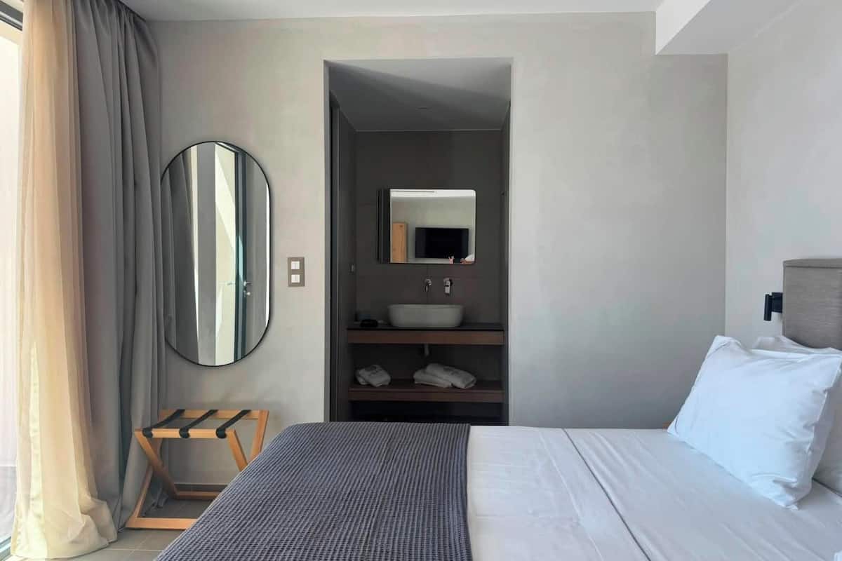 Special Offer - Junior Suite Sea View | Minibar, in-room safe, desk, laptop workspace