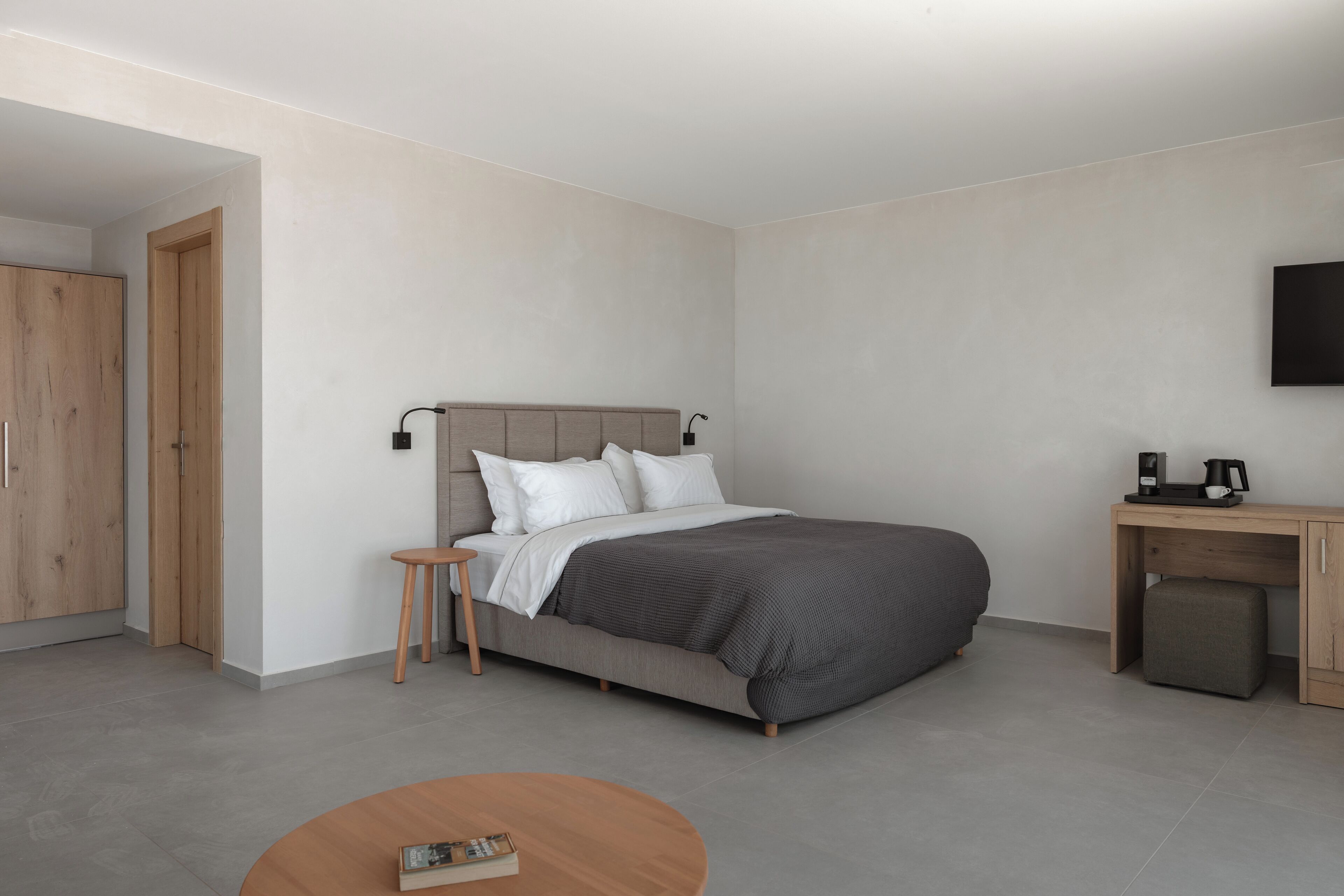 Minibar, in-room safe, desk, laptop workspace