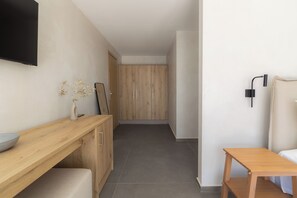 Minibar, in-room safe, desk, laptop workspace - Alon Sevou Boutique Hotel (Igoumenitsa)