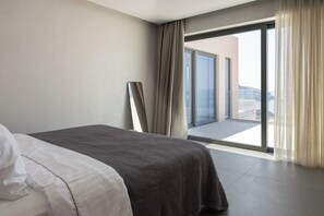 Minibar, in-room safe, desk, laptop workspace - Alon Sevou Boutique Hotel (Igoumenitsa)