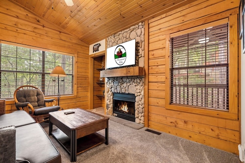 Snuggle-up in a Cabin for Two - Fireplace & Jacuzzi Tub - Minutes from Shows!