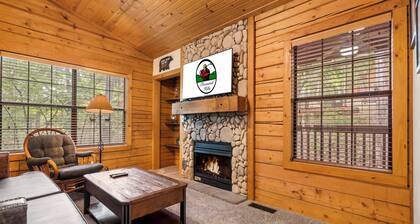 Snuggle-up in a Cabin for Two - Fireplace & Jacuzzi Tub - Minutes from Shows!