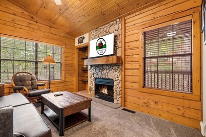 Snuggle-up in a Cabin for Two - Fireplace & Jacuzzi Tub - Minutes from Shows!
