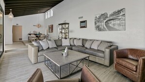Una sala de estar moderna con un sofá modular, una mesa de centro y una estantería.
