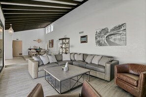 Smart TV - Corporate Housing. Quite In/Outdoor living w private heated pool & putting green (Scottsdale)