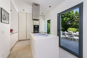 Fridge, microwave, oven, stovetop - Villa Viva Modern, light-filled designer villa in Santa Ponsa / Port Adriano (Santa Ponsa Nova)