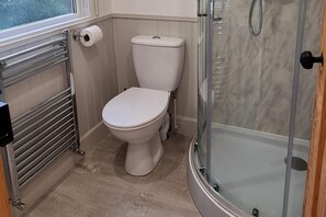 Shower, hair dryer, towels - The Coal Office, Aberlour (Aberlour)