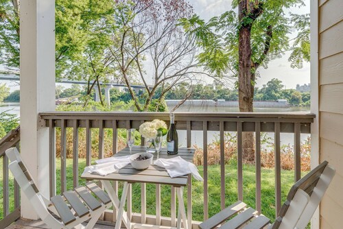 Stay in style at this modern riverfront condo less than a mile from Broadway and Nashville’s most famous attractions. Enjoy secure parking, private balcony, and easy access to Music City’s best live music, dining, and nightlife.