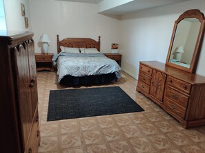 1 habitación, escritorio, tabla de planchar con plancha y wifi 