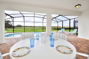 Maison, plusieurs lits, piscine privée, vue jardin | Salle de réunion