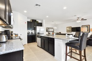 Casa, letti multipli, piscina privata, vista giardino | Cucina privata | Frigorifero, microonde, piano cottura, lavastoviglie