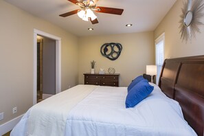 4 عدّة غرف نوم ومكواة/لوح كي وأسرّة أطفال/رضّع