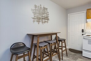 Family House, Non Smoking | In-room dining