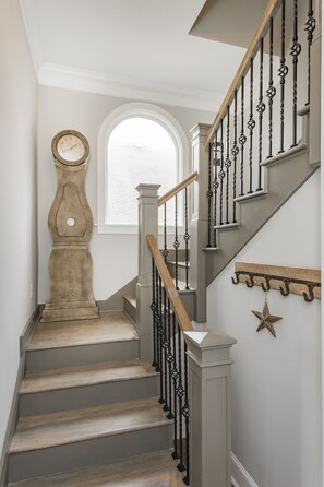 Staircase - Walk to Five Points + 10 Minutes from Downtown! (Nashville)