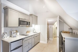 Private kitchenette - Walk to Five Points + 10 Minutes from Downtown! (Nashville)