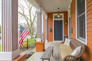 Porch - Walk to Five Points + 10 Minutes from Downtown! (Nashville)