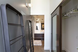 Interior - Soak up the Opulent Feel of a Lavish Monochrome Abode (Nashville)