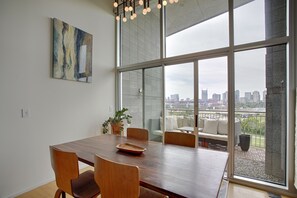 In-room dining - Luxe Downtown Penthouse with City Skyline Views (Nashville)