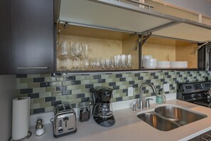 Private kitchen - Modern and Spacious Nashville Corporate Condo (Nashville)