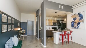 Un apartamento moderno con cocina, comedor y sala de estar.