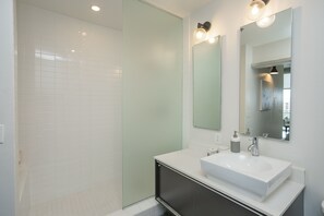 Shampoo - Sleek Furnished Modern Downtown Condo (Nashville)