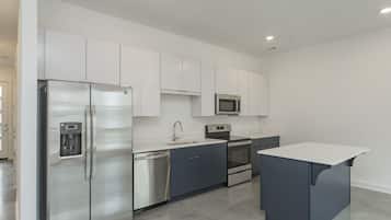 Comfort Townhome, Non Smoking | Private kitchen