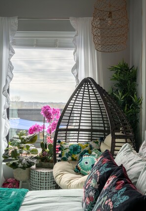 Interior detail - Vibrant Studio with a Deck Patio in West Nashville (Nashville)